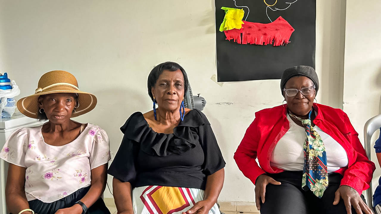Mujeres mayores durante una actividad comunitaria